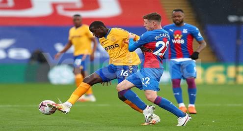 فيديو.. إيفرتون يهزم كريستال في عقر داره ويتصدر الدوري الإنجليزي